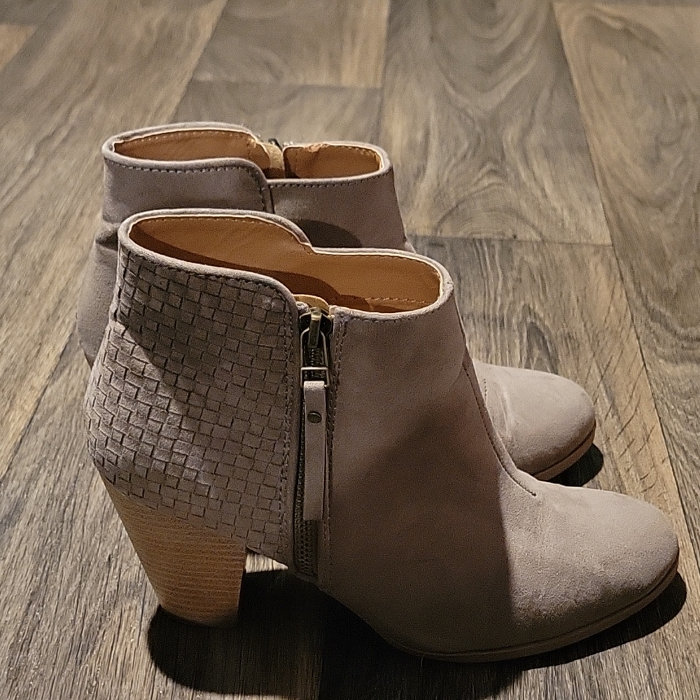 Booties Altar'd state size 9 tan